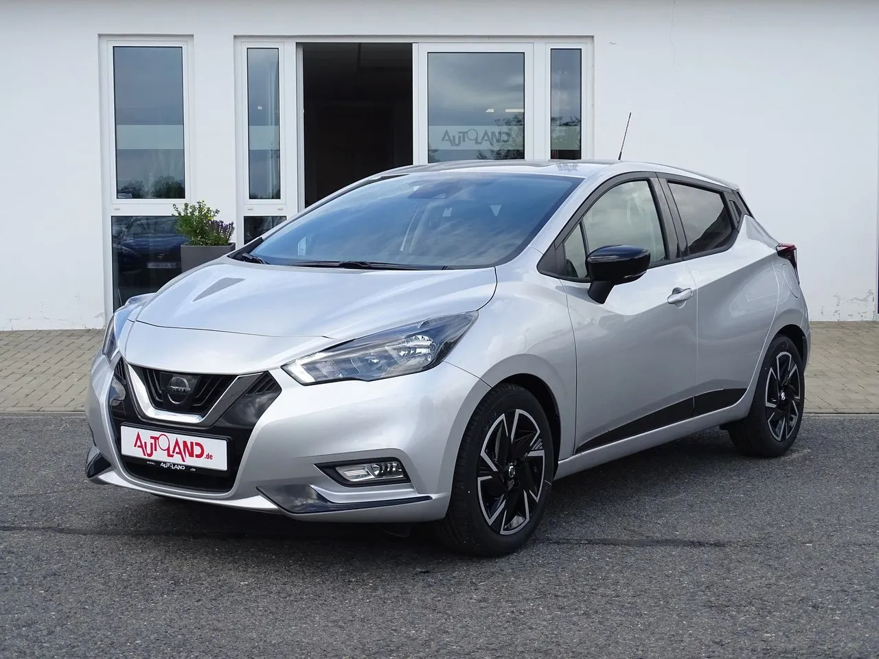 Nissan Micra IG-T 92 N-Design Navi...  Image 1